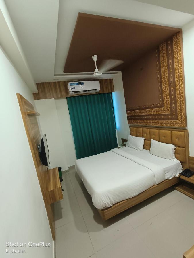 Hotel Asopalav Gandhinagar Buitenkant foto