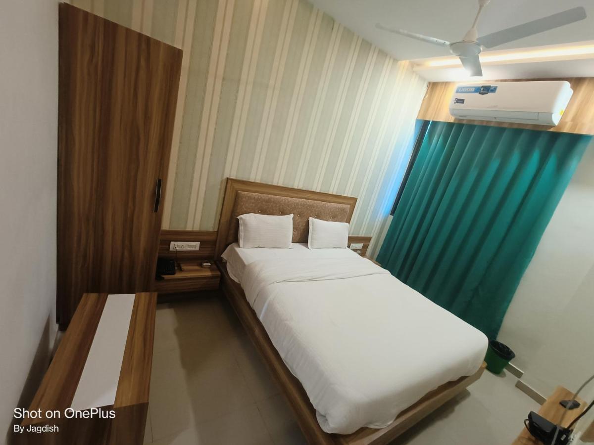 Hotel Asopalav Gandhinagar Buitenkant foto